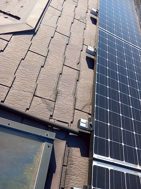 所沢市で太陽光パネルが備わったコロニアルの屋根を調査、屋根塗装を希望されていましたがカバールーフが推奨される状態